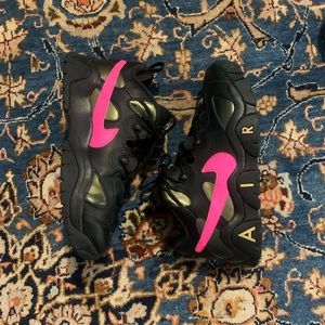 Nike air barrage shoes black size 11 mens. Minimal use in great condition